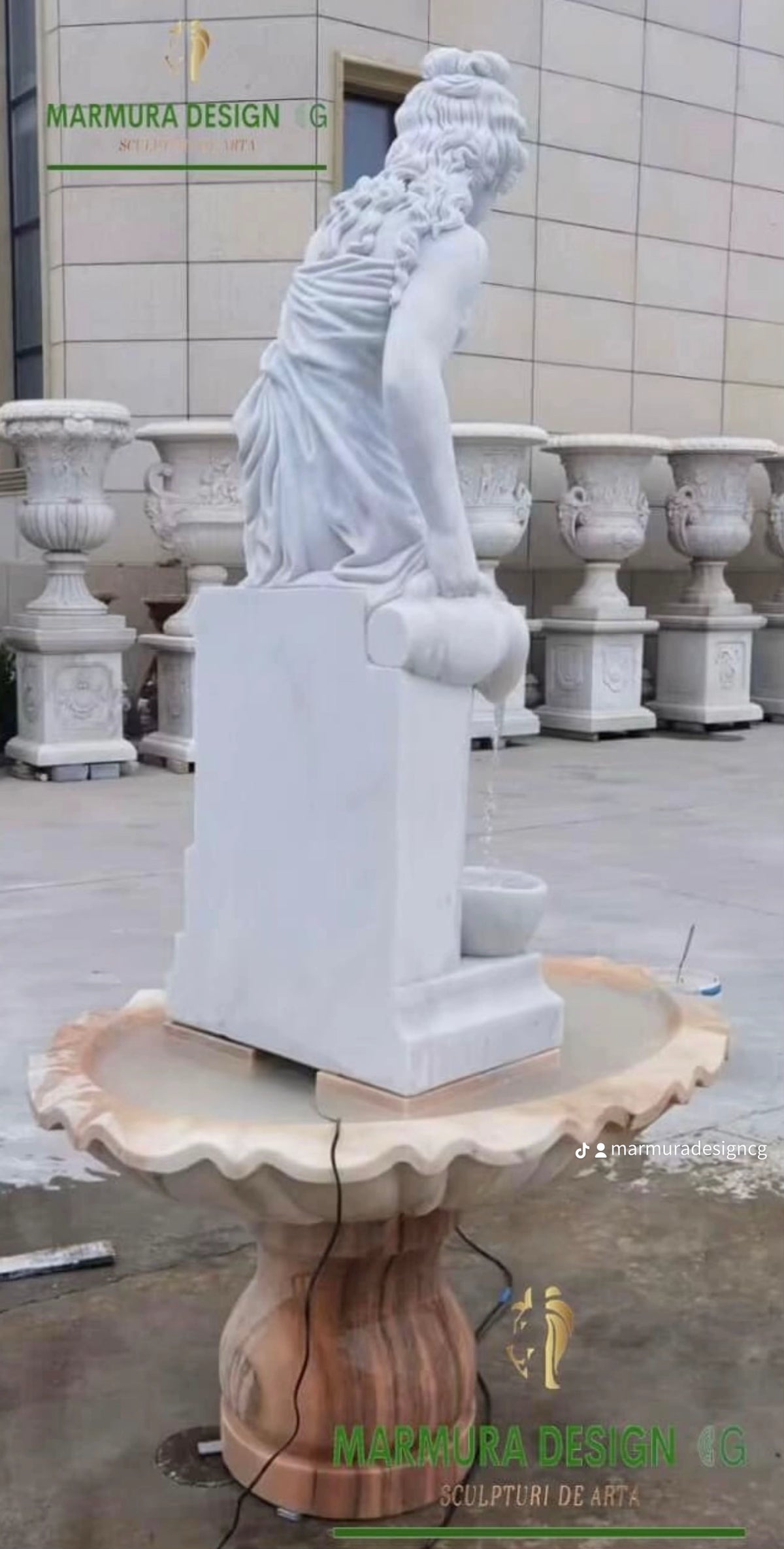 Fântână din marmură – The Water Bearer – Marble Fountain